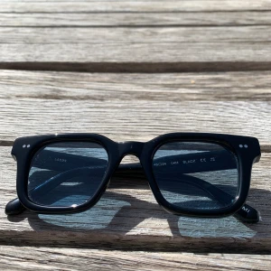 Chimi 04 Lab black blue - Säljer nu mina Lab black blue dessa är helt svarta förutom glasen som är en klar blå färg. Har använts ca 3 gånger och har inga repor eller skador. Man får med dustbag, putsduk, glasögonfodral och en box till det hela. Köpare ansvarar för frakten.