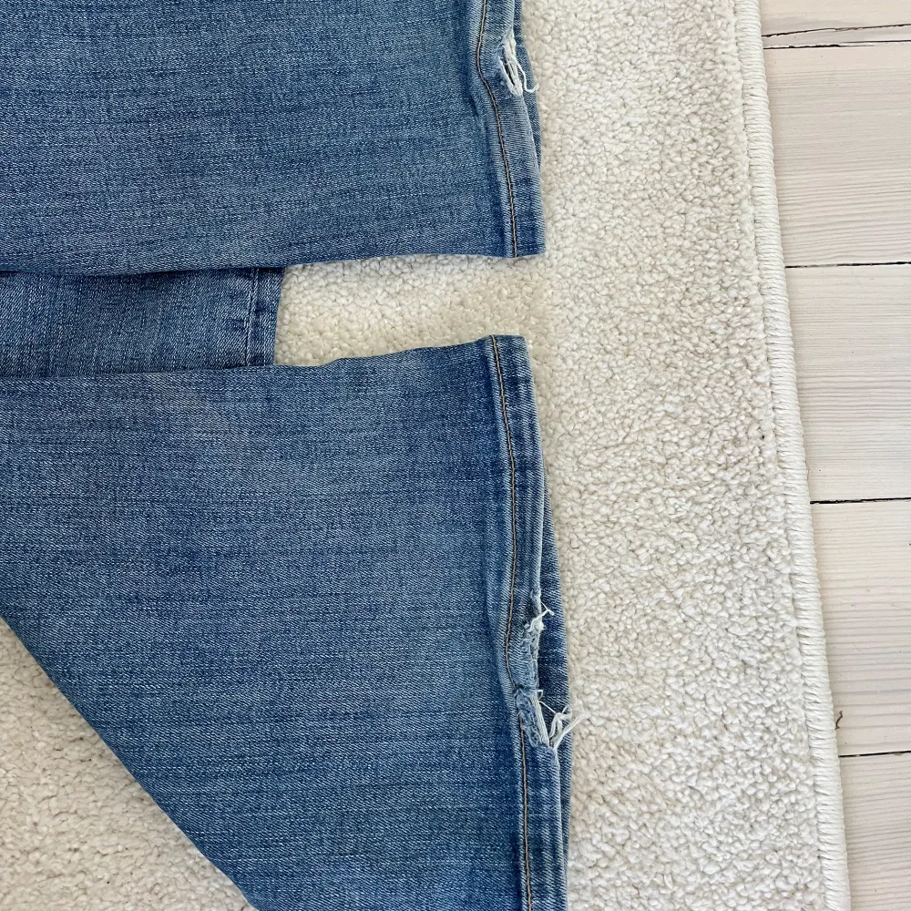 Säljer mina slutsålda zara jeans. Jättebra skick förutom små difekter på baksidorna längst nere och därav priset. Storlek 32. Nypris:375. Tveka inte att skriva vid frågor!🤍. Jeans & Byxor.
