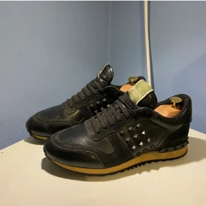 Valentino Rockrunners  - Valentino Rockrunners | Storlek 41 passar 42 | Nypris 8000kr vårt pris 1399kr | Dustbag medföljs | Inga nitar saknas