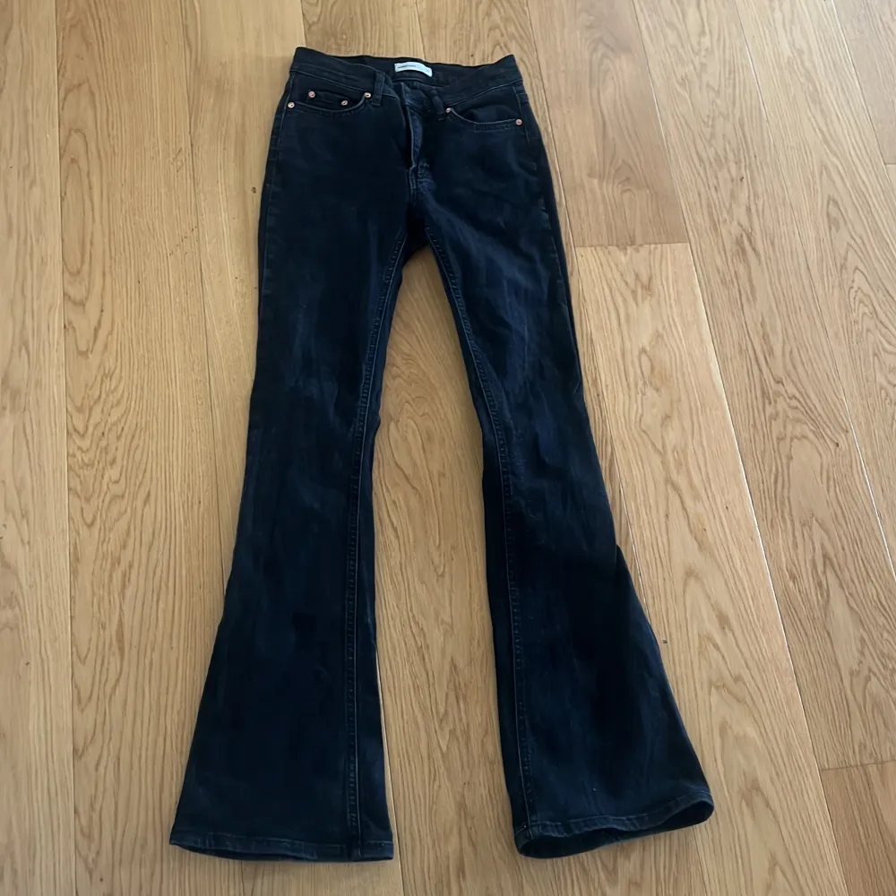 Svarta jeans från Gina tricot strl 34. Är i bra använt skick. Nypris 599kr . Jeans & Byxor.