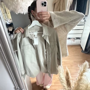 Beige skinnjacka - Super fin oversized skinnjacka! Inte så tjockt material så passar perfekt på sommaren! Aldrig använd då jag har för många andra jackor! 💕😅