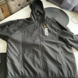 Nike wind breaker, träningsjacka - En tunn tränings jacka från Nike som är för stor för mig