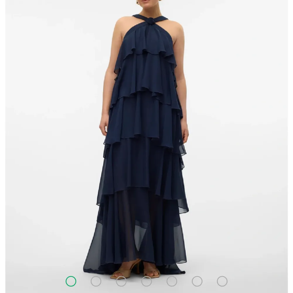 Säljer denna ikoniska, slutsålda klänning från Felicias kollektion med vero moda, för att storleken inte passade.😔. Klänningar.