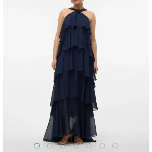 Säljer denna ikoniska, slutsålda klänning från Felicias kollektion med vero moda, för att storleken inte passade.😔