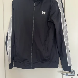 Track jacka Under Armour - Lite tjockare i materialet, väldigt skön att träna i. Inköps pris ca 700 kr. Knappt använd! 💞 pris går att diskutera!