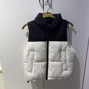 Svart och vitt puffer väst - Aldrig använt Gina tricot puffer väst