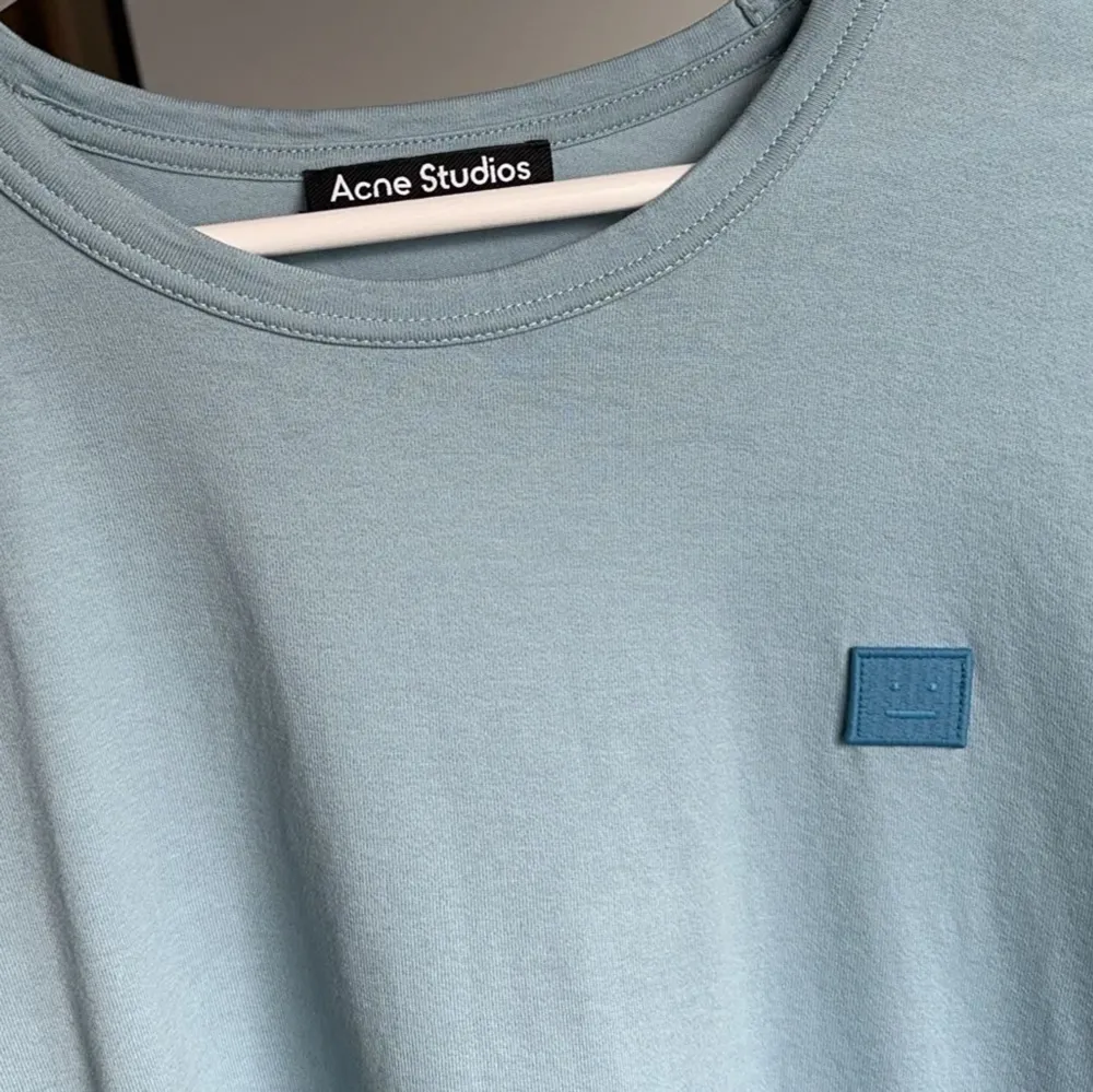 säljer denna blå Tshirt från Acne Studios jag nyligen beställde som är för liten för mig och därav inte kommit till använding, endast testad🤍 nypris 1400kr. T-shirts.