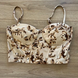 Croptop - Storlek M men passar även än S, från Shein. 