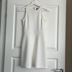 Vitklänning  - Använd klänning under skolavslutningar och midsommar. Köp på H&M för många år sedan. 