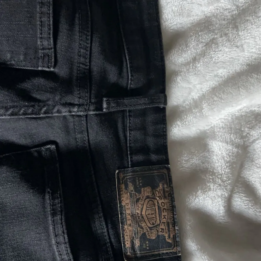 Märke= crocker Lågmidjade bootcut jeans. Storlek W26 L35, innerbenslängden= 87cm. Bra skick. Skriv privat för fler frågor eller bilder 🩷. Jeans & Byxor.