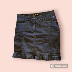 y2k minikjol - En vintage minikjol med jättesöta detaljer. Storlek M i stretchigt material.