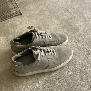 Axel arigato skor  - Axel Arigato skor i storlek 44! Är i bra skick!  