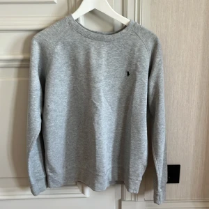 Polo ralph Laurent tröja - Polo Ralph Laurent tröja  10/10 skick  Storlek 14-16  Grå Fraktar samma dag In och köp!