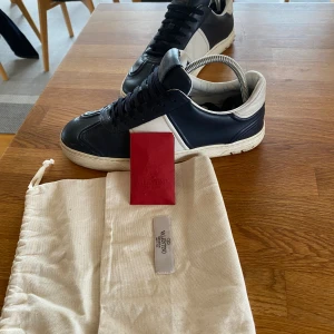 Valentino fly crews - Det är riktigt fräscha skor i storlek 42/43 Inge defekter alla spikar sitter på jag lämnade de in på lagning fråga om nya bilder om du intresserad allt på bilderna tillkommer skick 8/10 priset är INTE ristat i sten