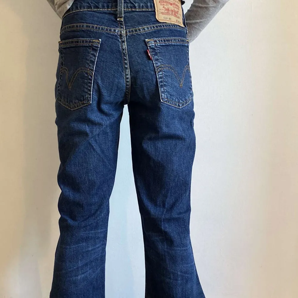 Fina marinblå jeans i bra skick knappt använd . Jeans & Byxor.