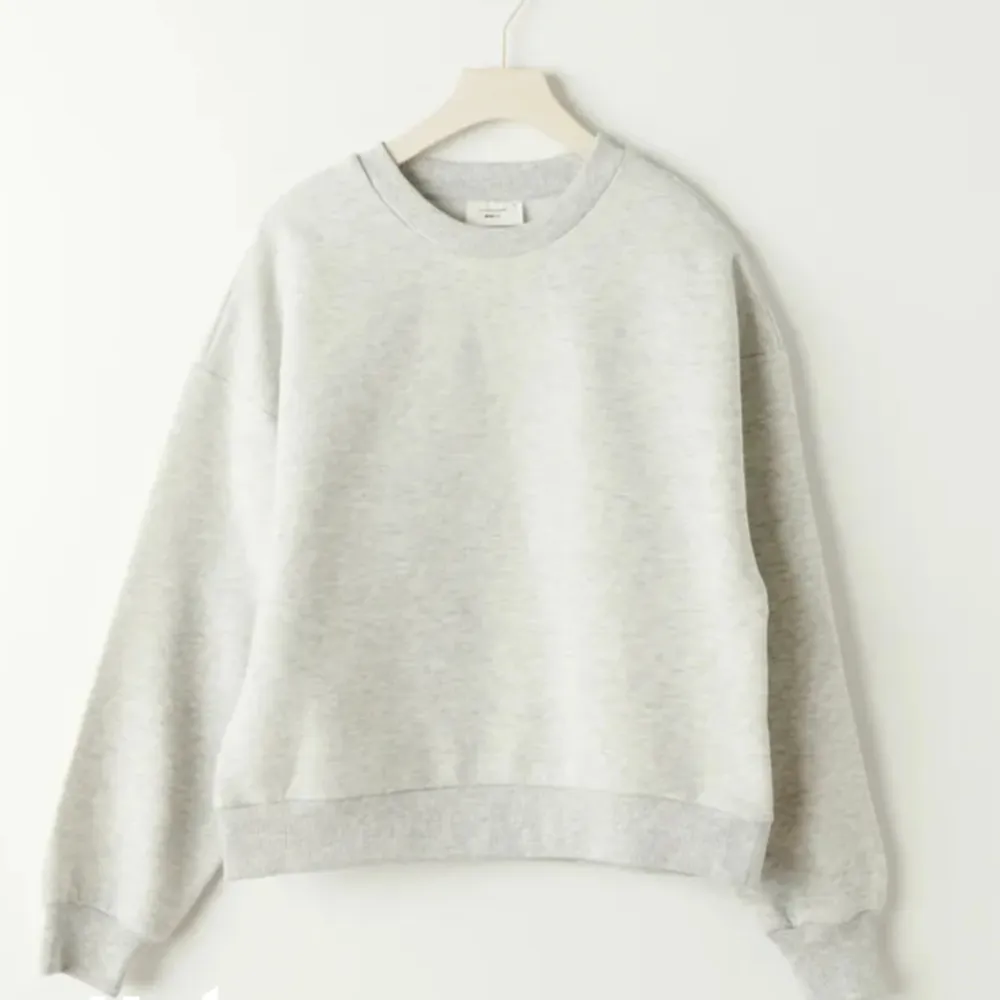Säljer min gråa sweatshirt från Gina tricot då den är för liten för mig 💞💞skriv vid intresse eller köp via ”köp nu” . Hoodies.