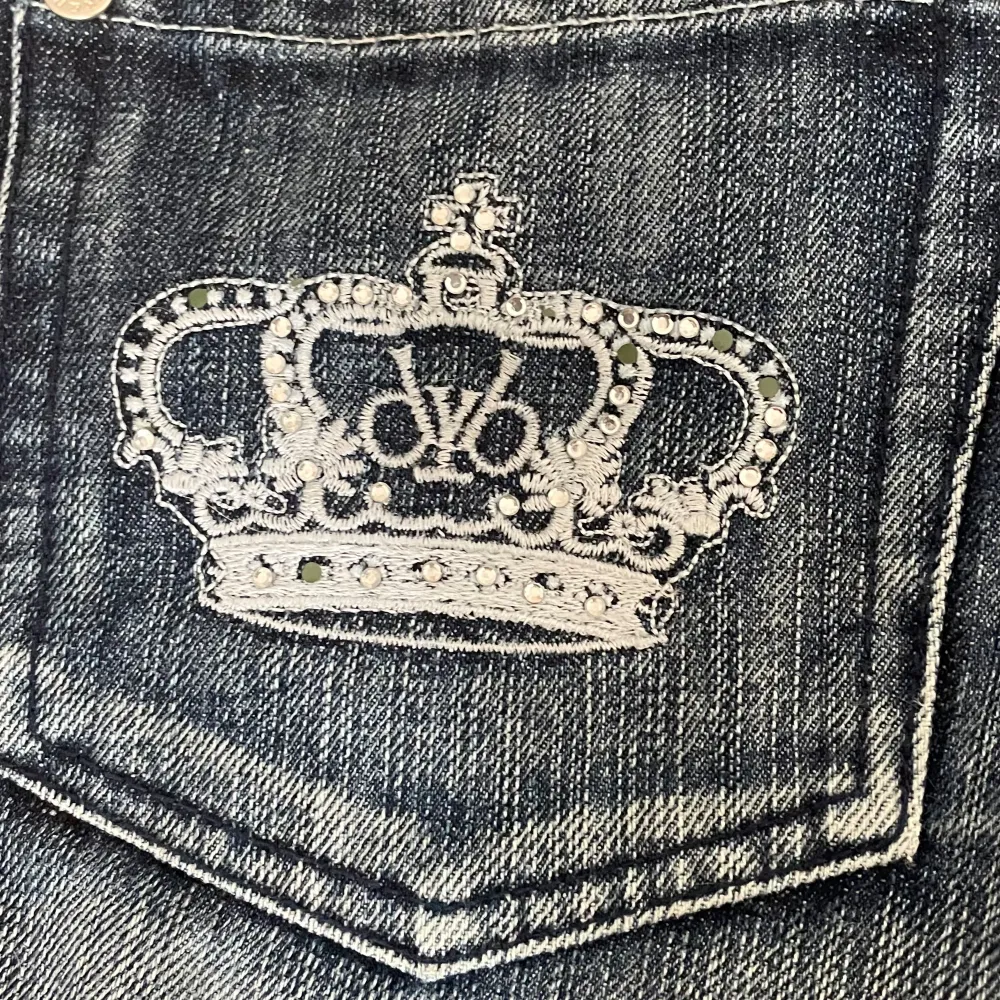 Snygga Victoria Beckham jeans med vit detalj + stenar på fickan. Några stenar har ramlat av (bild 4) men ingenting man tänker på. Midemått: 39 x 2 cm, innerben: 79 cm. Är aldeles för små för mig så finns tyvärr inga bild på  Kontakta för fler frågor💕. Jeans & Byxor.