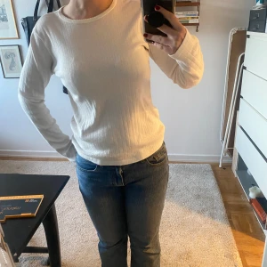 Vit tröja - Vit långärmad tröja. 