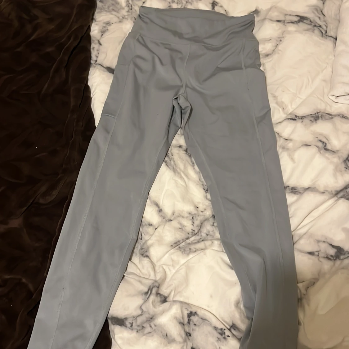 Gråa idrotts byxor 