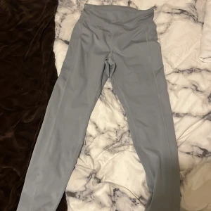 Gråa idrotts byxor  - Bra skick, storlek S, har en mobil ficka.