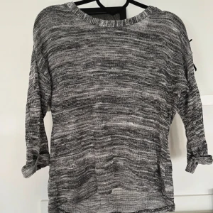 Stickad tröja  - Någon tråd som börjat se dragen ut men vet inte om de går att dra tillbaka men inget som stört mig 