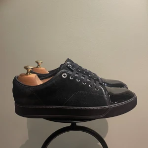 Lanvin skor - Hej! Säljer nu dessa super snygga lanvin skor. Skorna är i superfint skick 8/10. Med skorna medföljer box och dustbag 