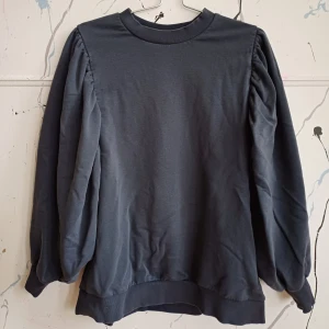 Oversized tröja - Oversized tröja med puffärm. Fint skick! Grå, mjuk och härlig. 