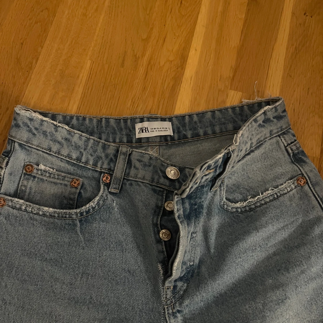 Blå lågmidjade jeans från Zara - 90