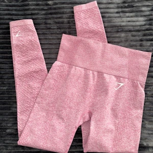 Gymshark träningstights - Rosa nya oanvända gymshark träningstights superskönt material, men aldrig använt. Storlek S