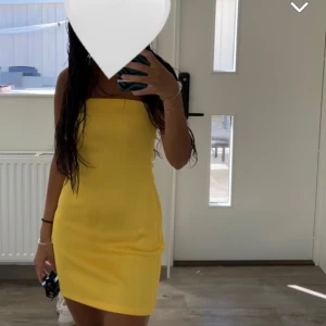 Gul klänning 💛 - Storlek 34. Från Nakd