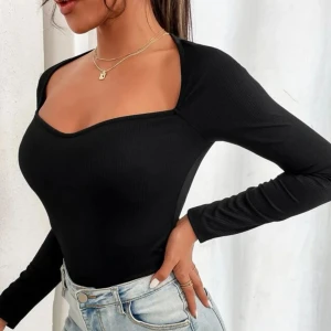 Svart topp - Super fin svart tröja från shein som aldrig är använd! Säljer den då jag inte tyckte att den här typen av ringning passar på mig