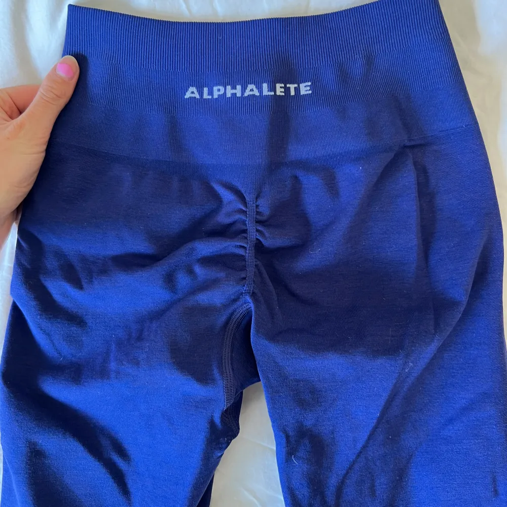 Alphalete amplify tights i storlek xs k färgen ”true indigo” (blå/lila), endast använd några gånger. Sport & träning.