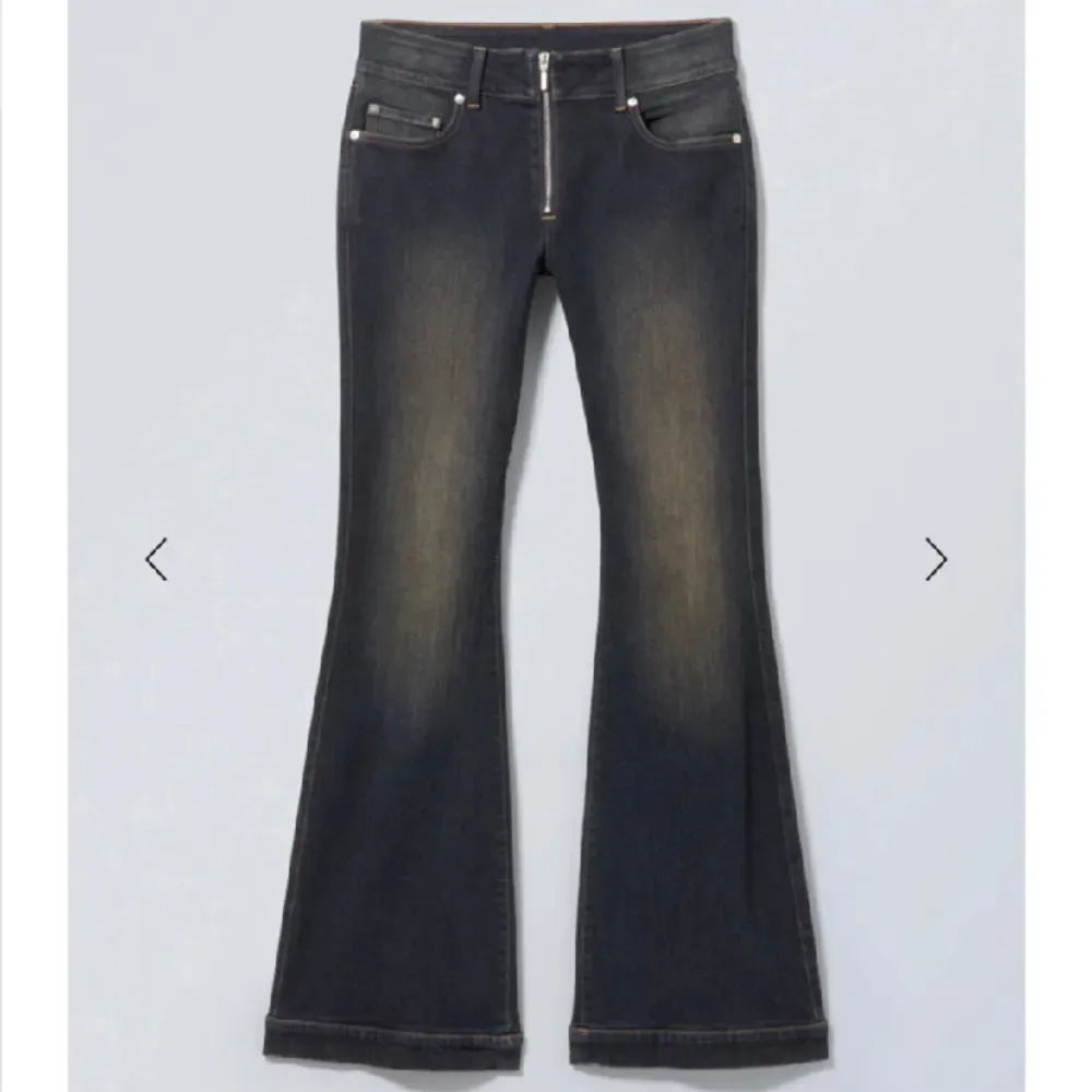 lågmidjade weekday jeans som är använda ett fåtal gånger. Köpt för 670kr. Inga defekter. Passar mig som har stl 34/36🥰. Jeans & Byxor.