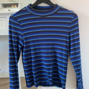 Randig långärmad tröja - Randig blå långärmad tröja