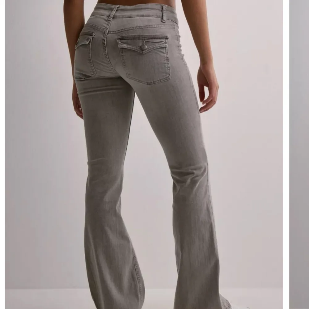 Säljer dessa snygga jeans som inte längre kommer till användning. Knappt använda men säljer ganska billigt då det har blivit en fläck på ena bakfickan av läppglans. Fläcken sysns inte så mycket. Skriv för bilder eller mått💕ordinarie pris 699💕. Jeans & Byxor.