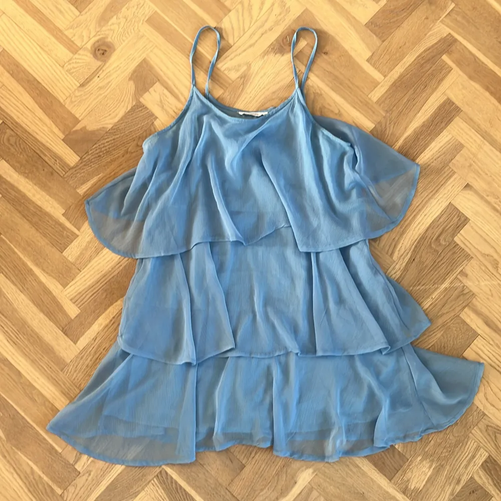 Så fin blå volang klänning ifrån zara! . Klänningar.
