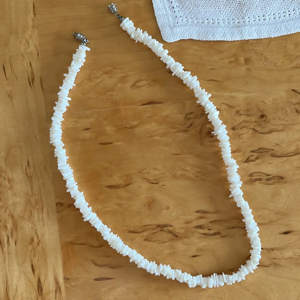 Halsband gjort av snäckskal 💕väldigt fint skick, pris diskuterbart 🩷💚. Accessoarer.