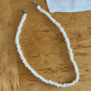Snäckhalsband - Halsband gjort av snäckskal 💕väldigt fint skick, pris diskuterbart 🩷💚