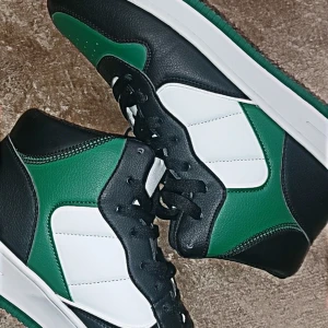 FINA SKOR - HEJ KÄRA KOLLARE JAG FICK DENNA SKOR SOM PRESENT OCH JA HAR INGEN ANDVÄNDNING AV DEM  ORGINAL PRIS 450 KR OCH SÄLJER 300 KR