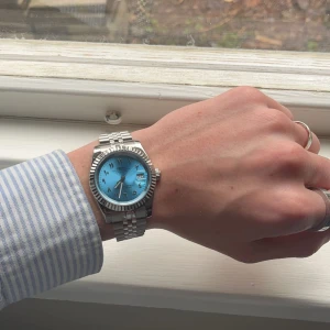 Fet klocka - Riktigt snygg seiko mod klocka perfekt för sommaren. Länkar och vertyg för att justera längden ingår.  Kontakta för mer info. Inga byten. 