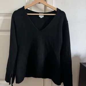 V ringad tröja  - Säljer denna tröja från H&m då den ej kommer till användning längre. Den är använd några gånger men i väldigt bra skick, inga skador. Köpt för 349 kr. Priset kan diskuteras!