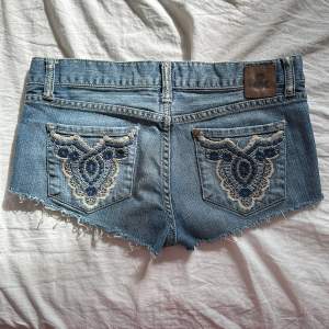 Jättesnygga lågmidjade jeansshorts från 00-talet 😍verkligen så unika, älskar detaljerna på fickorna! ❤️‍🔥Tyvärr för stora för mig. Midjemått tvärsöver: 39 cm. 