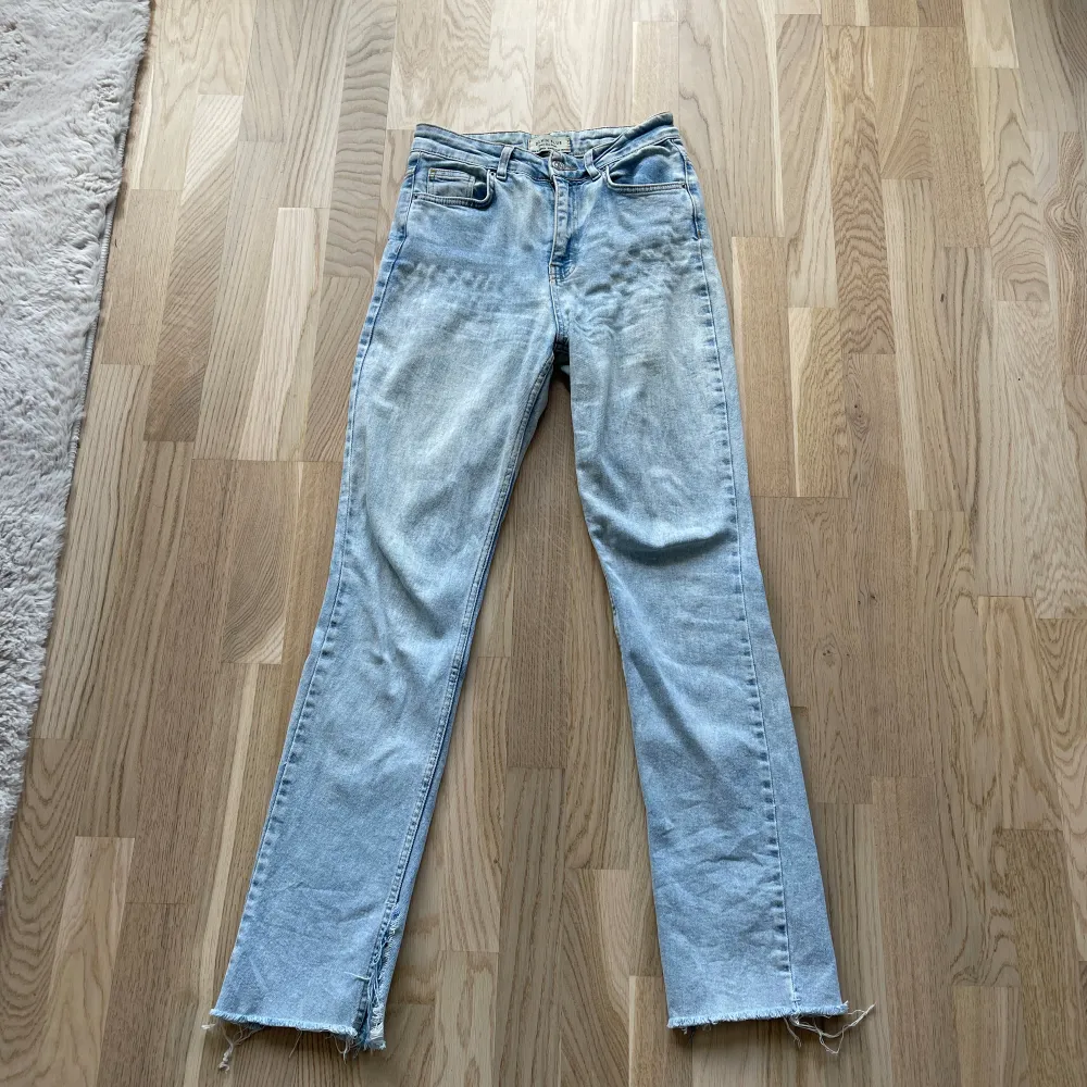 Ljusblåa jeans perfekta till våren!😍slits längst ner och lite skrynkliga då den legat långt in i garderoben ett tag😊 Storlek 36 ifrån märket ”Dilvin blue”, minns ej vart jag köpte dem🥰 . Jeans & Byxor.