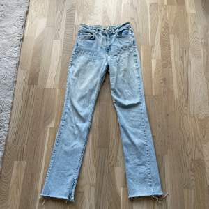 Ljusblåa jeans perfekta till våren!😍slits längst ner och lite skrynkliga då den legat långt in i garderoben ett tag😊 Storlek 36 ifrån märket ”Dilvin blue”, minns ej vart jag köpte dem🥰 