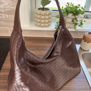 Väska  - Super fin väska från Lindex med flätat läder 