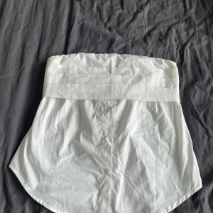 Bandå topp  - Bandeau topp som ser ut som en skjorta