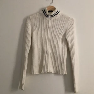 Vit zip-up kofta - Köpt secondhand. Märket är Henri Lloyd. I bra skick! Säljer pga den inte kommer till användning