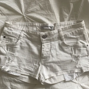 lågmidjade zara shorts 💓 - säljer dessa supersöta low waist zara shorts! storlek 36 men skulle säga 34 💓 midjemått 38cm tvärsöver