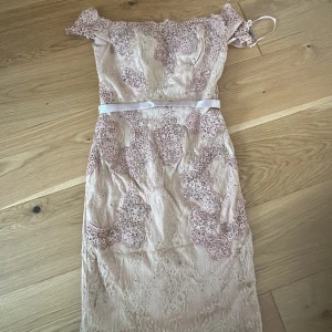 Fest klänning 🩷 - Fin elegant festklänning, ofkjolder färgen skiftar mellan champagne och rosa 🩷 använts endast en gång, väldigt fint skick🩷skriv privat för fler svar på frågor  (pris kan diskuteras)