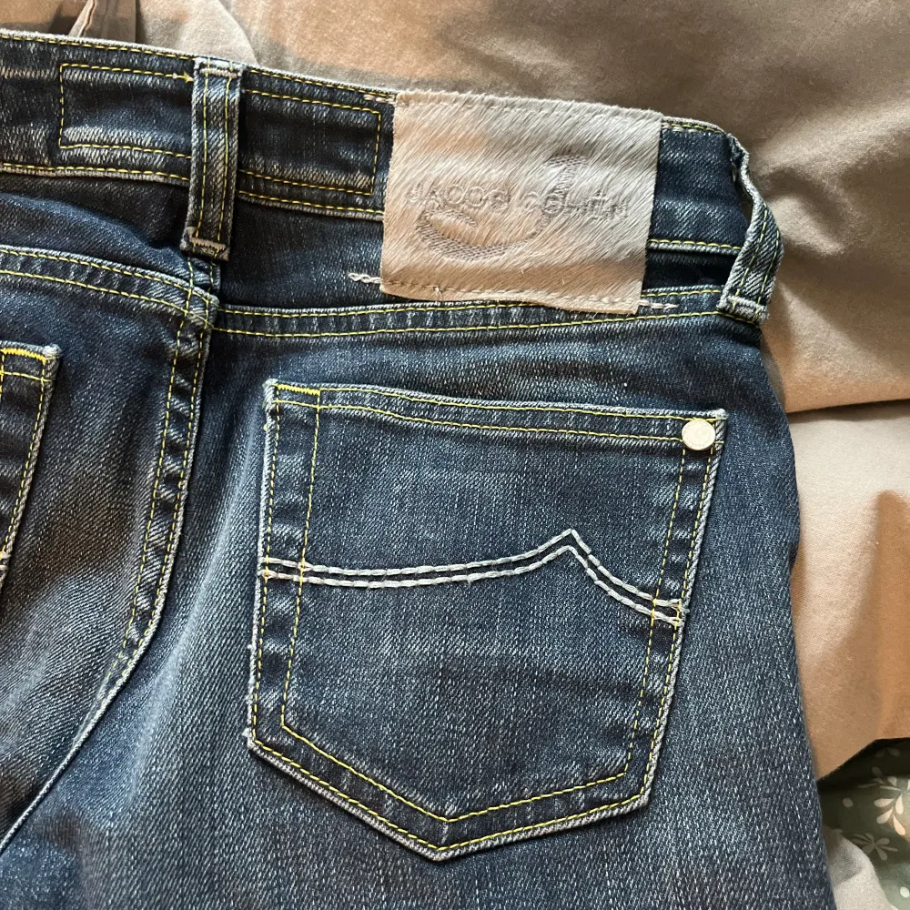 Säljer dessa snygga Jacob Cohen Jeans.  36 cm i bredd 103 cm i längd. Jeans & Byxor.